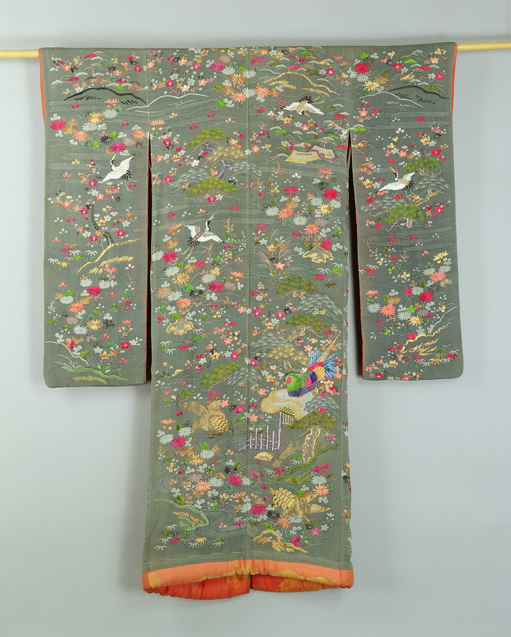 用花鸟装饰的灰色长袍，日本 作者 日本学校
