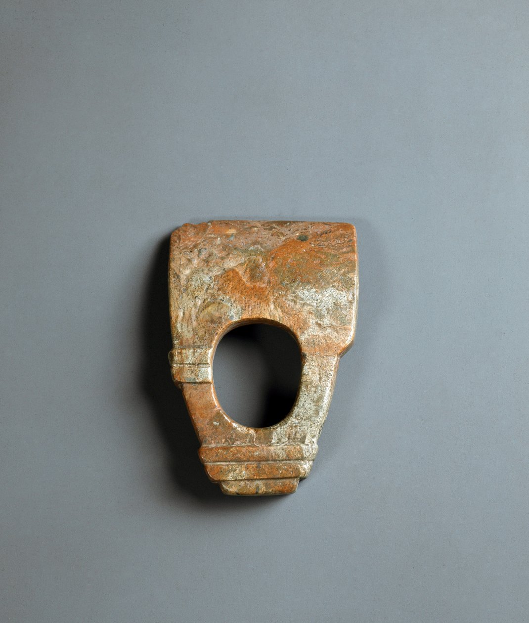 红色花岗岩环形锄头，绳文时代公元前10000-300年 作者 日本学校