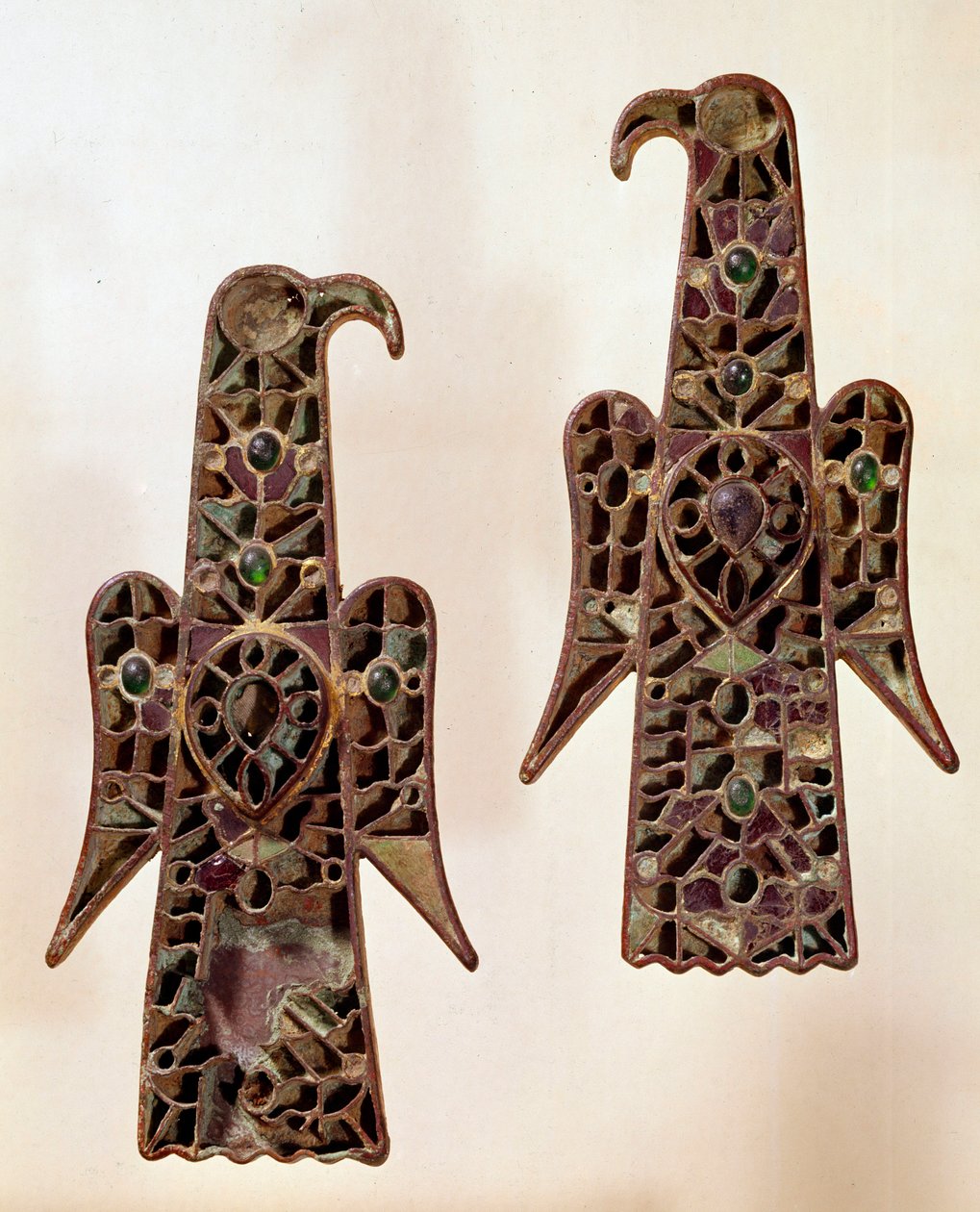 Merovingian Art：一对腓骨（surete pin）aqualiformes（鹰）。 珐琅景泰蓝，6 世纪，墨洛温王朝（481-751）。 来自卡斯特尔萨格拉特。 巴黎克鲁尼博物馆。 作者 学校Merovingian