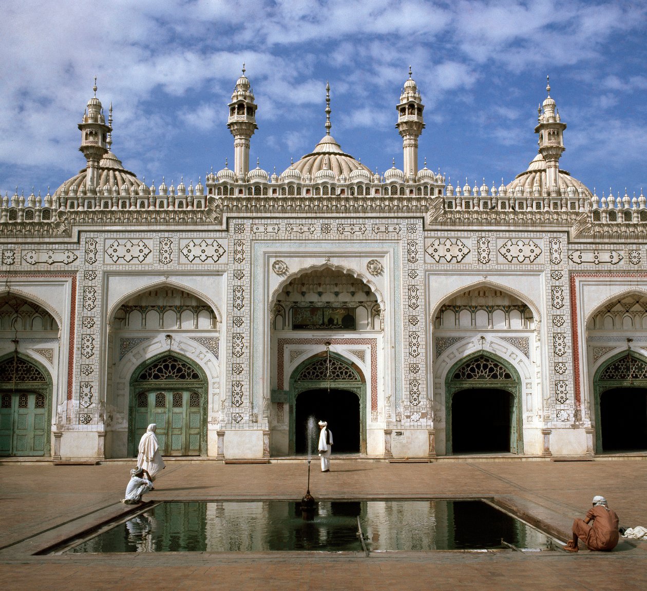 View of the Mohabbat Khan 17th-century mosque 作者 巴基斯坦学校