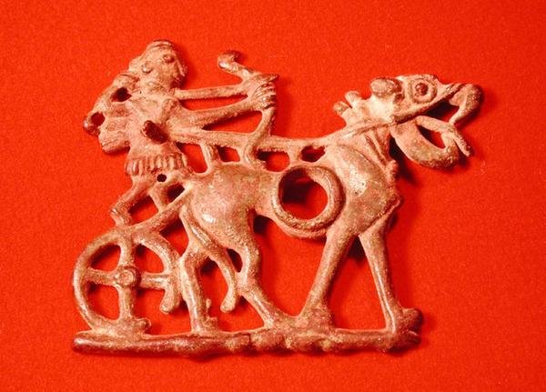 描绘猎人在战车上开弓的马位，约公元前1200-700年（青铜器 作者 学校波斯语