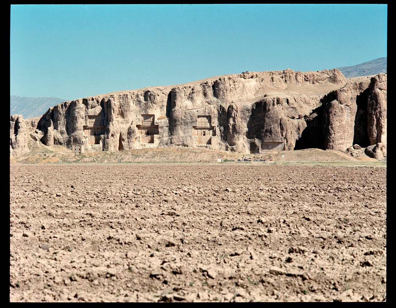 View of the Necropolis and the Four tombs belonging to Achaemenid kings, from left to right, Arius II, Artaxerxes I and Darius I the great 作者 学校波斯语