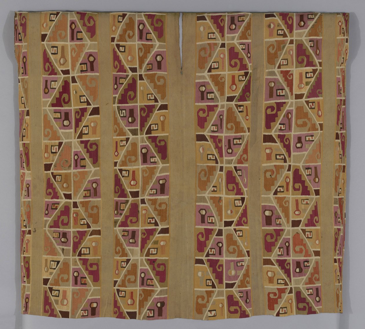 上衣，600-800（棉和羊毛（驼色），单联锁织布编织；颈部和袖口饰有羊毛（驼色）的密缝针迹；接缝处与羊毛（驼色）的接缝以织补针迹） 作者 秘鲁学校