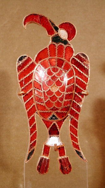 鹰，从Apahida II的宝藏，迁徙时期，公元5-6世纪（金和石榴石） 作者 罗马尼亚语学校