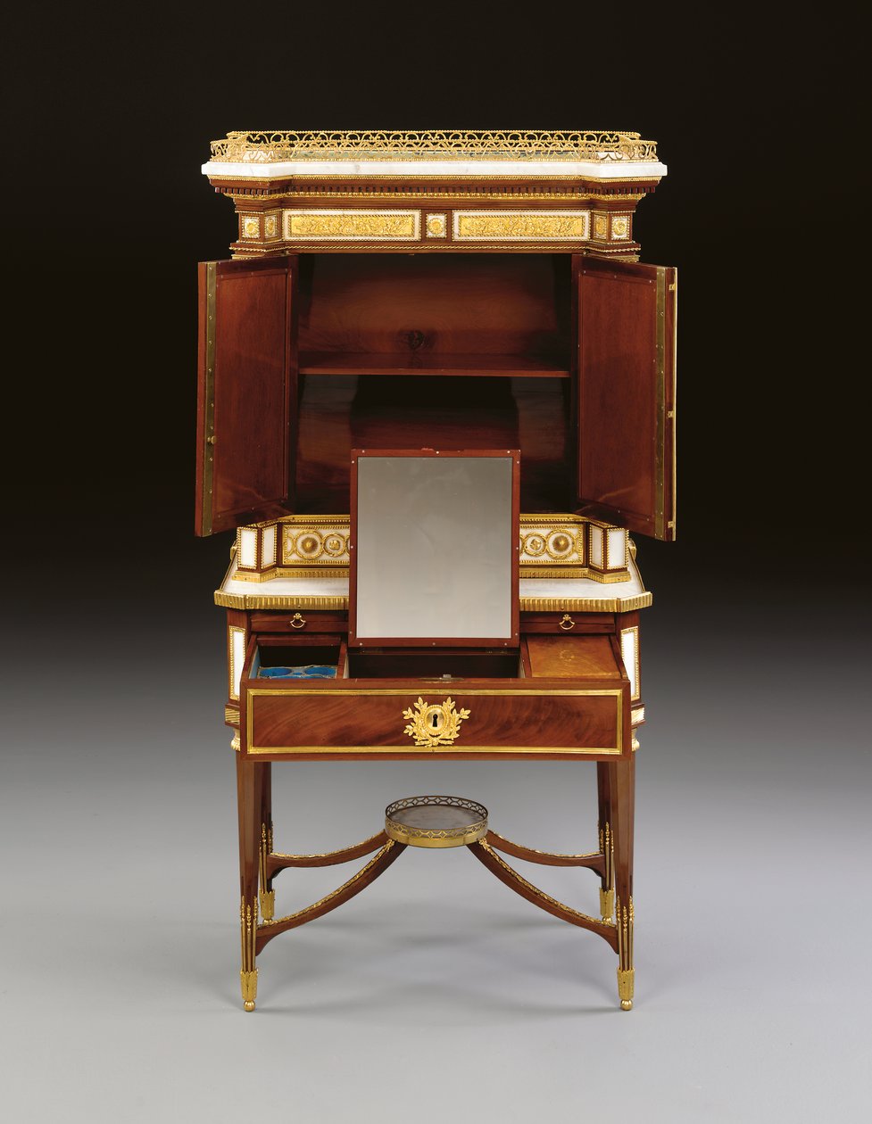 1790年左右，在俄罗斯Ormolu上安装的白色大理石和桃花心木bonheur du jour（ormolu，大理石和桃花心木） 作者 学校俄语