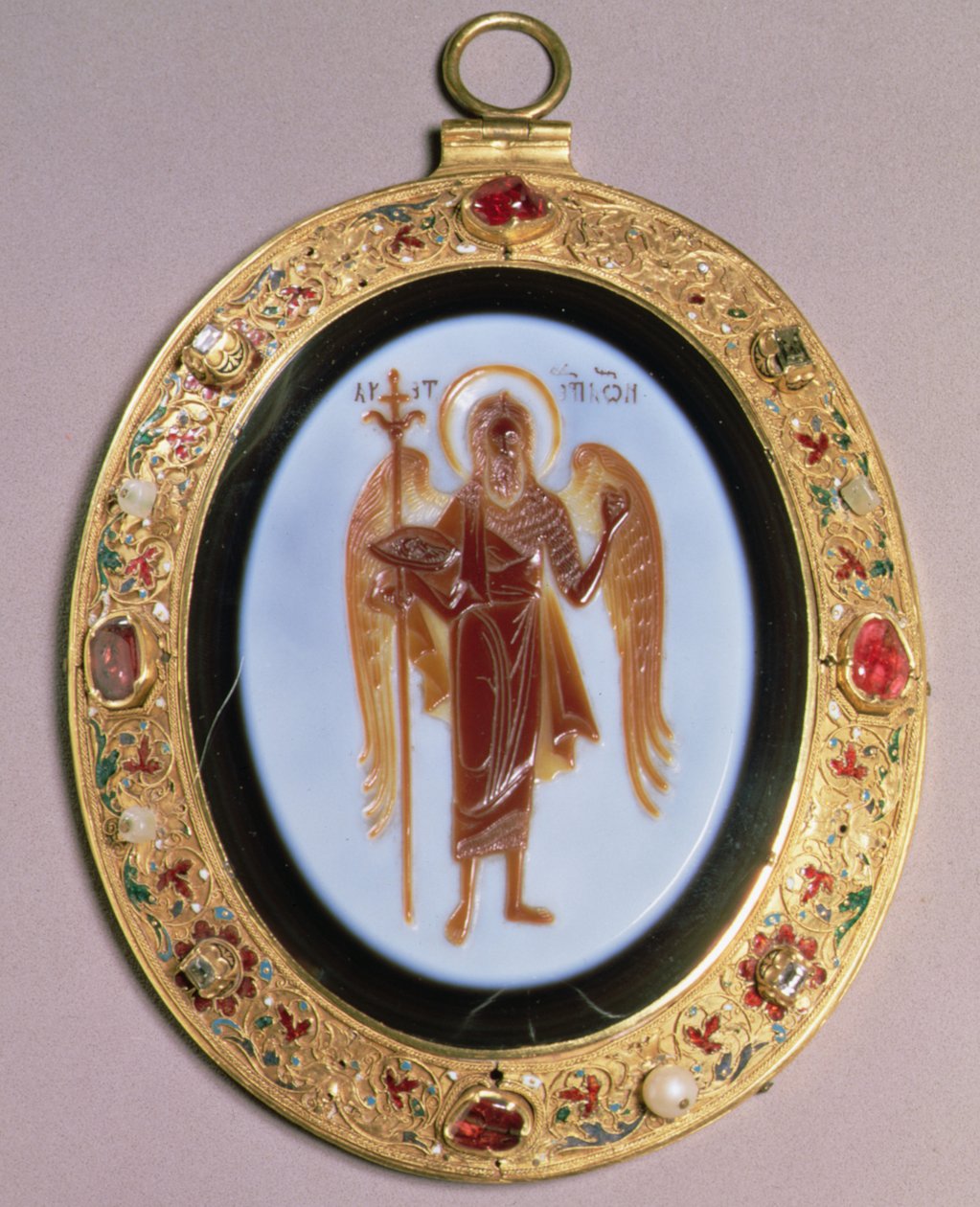 Panagia，雕刻的缠丝玛瑙，镶嵌在镶有金银丝和珐琅装饰的珍珠和珠宝的黄金中，十六世纪中叶，莫斯科（缠丝玛瑙，金，宝石和珐琅） 作者 学校俄语