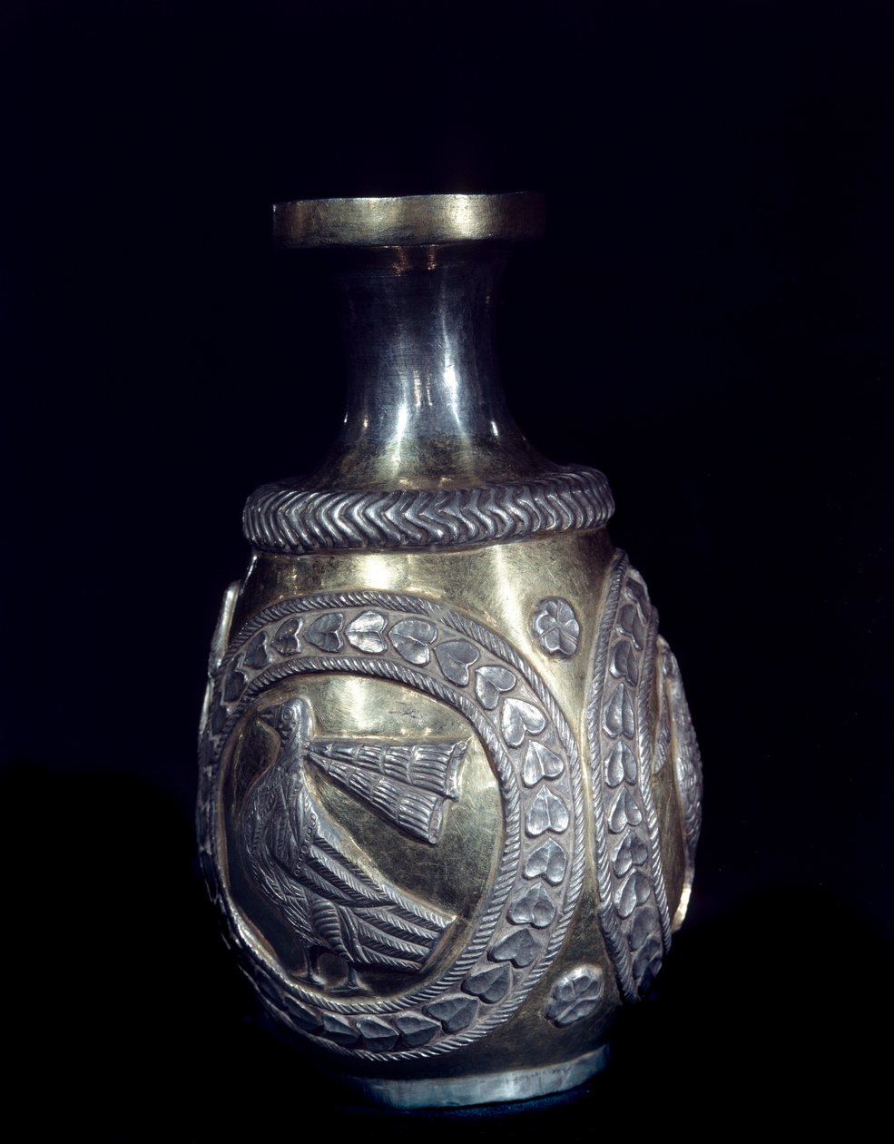 Sassanid 工艺品：金银壶装饰着三个浮雕公鸡的奖章。 公元 224-661 年。 德黑兰，Foroughi 收藏 作者 萨萨尼学校