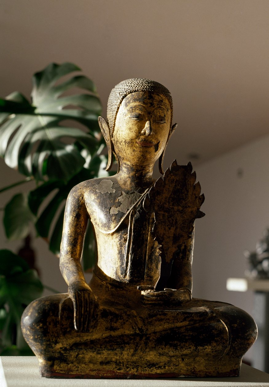 佛陀在冥想时以 Bhumisparsha Mudra 姿势坐着（雕塑） 作者 连体学校