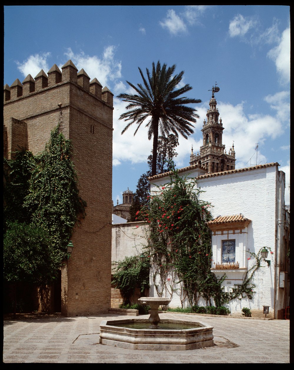 Almohad art: view of the giralda, former minaret that was converted to a bell tower 作者 学校西班牙语