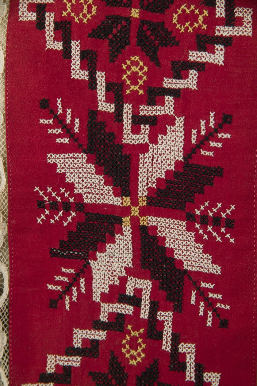 Detail of apron from Ukranian wedding ensemble 作者 乌克兰语学校