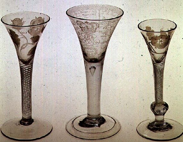 雅各布玻璃器皿：从左到右：带小号碗的酒杯，1745;阿门玻璃，苏格兰的詹姆斯八世，1725年;带小号碗的酒杯，1750（玻璃） 作者 苏格兰学派