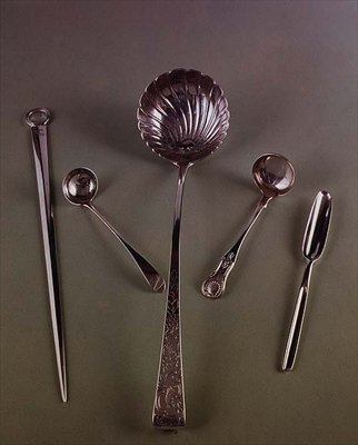 Skewer：Eley and Fearn，1801;酱勺：IS，爱丁堡，c。 1800; 1774年，都柏林的Christopher Haines汤勺;国王模式酱汁由J.McKay，爱丁堡，1851年;骨髓勺，c.1750（银） 作者 苏格兰学派