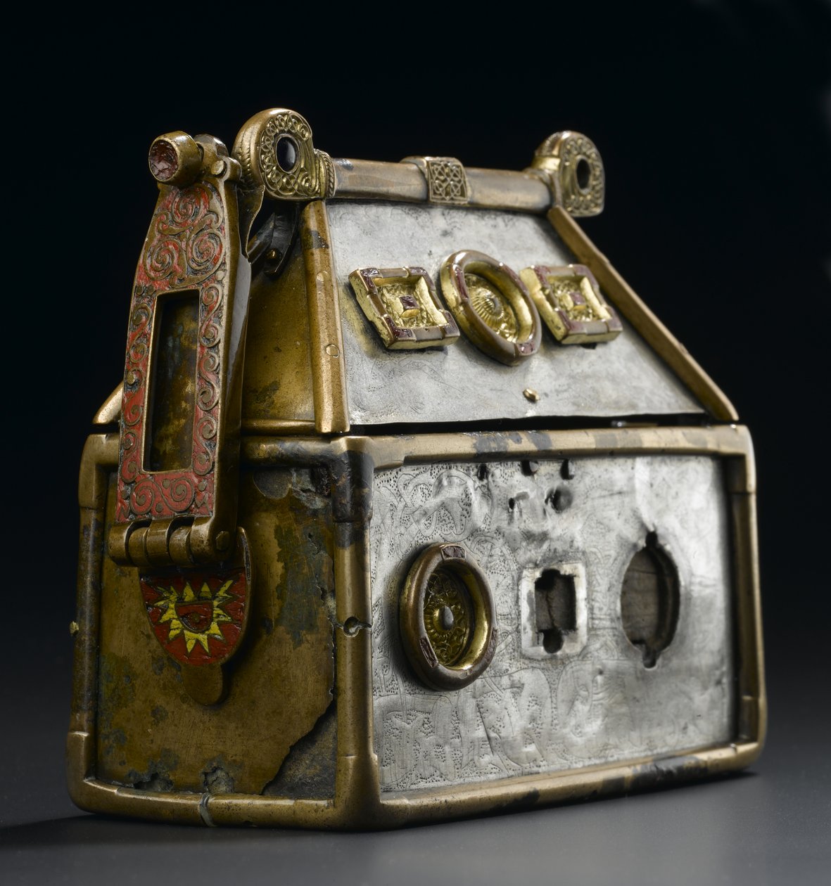 Monymusk Reliquary，公元 8 世纪（青铜、银、木、铜合金、玻璃、珐琅） 作者 苏格兰学派