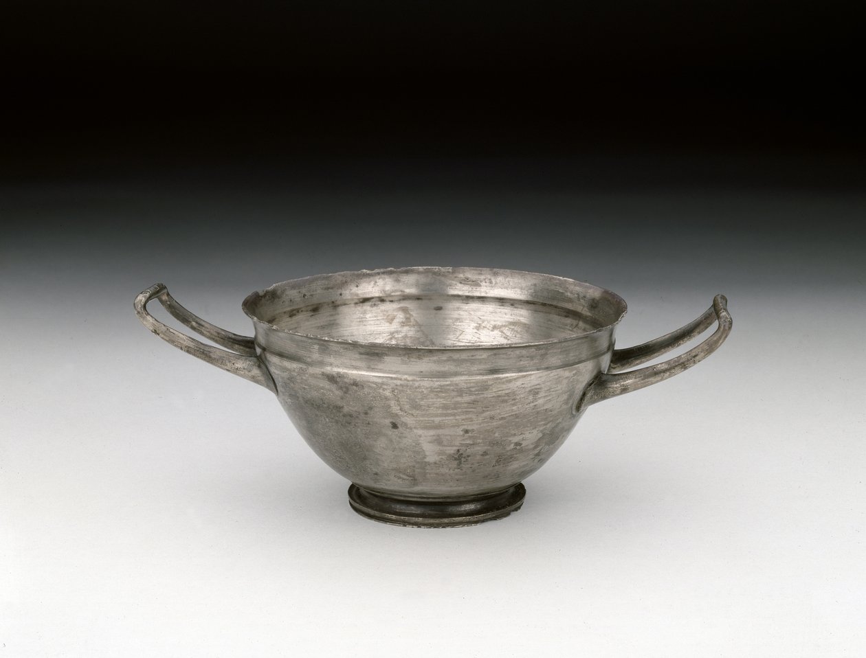 杯，来自克里米亚Nymphaeum的Grave IV，公元前5世纪（银色） 作者 斯基泰人