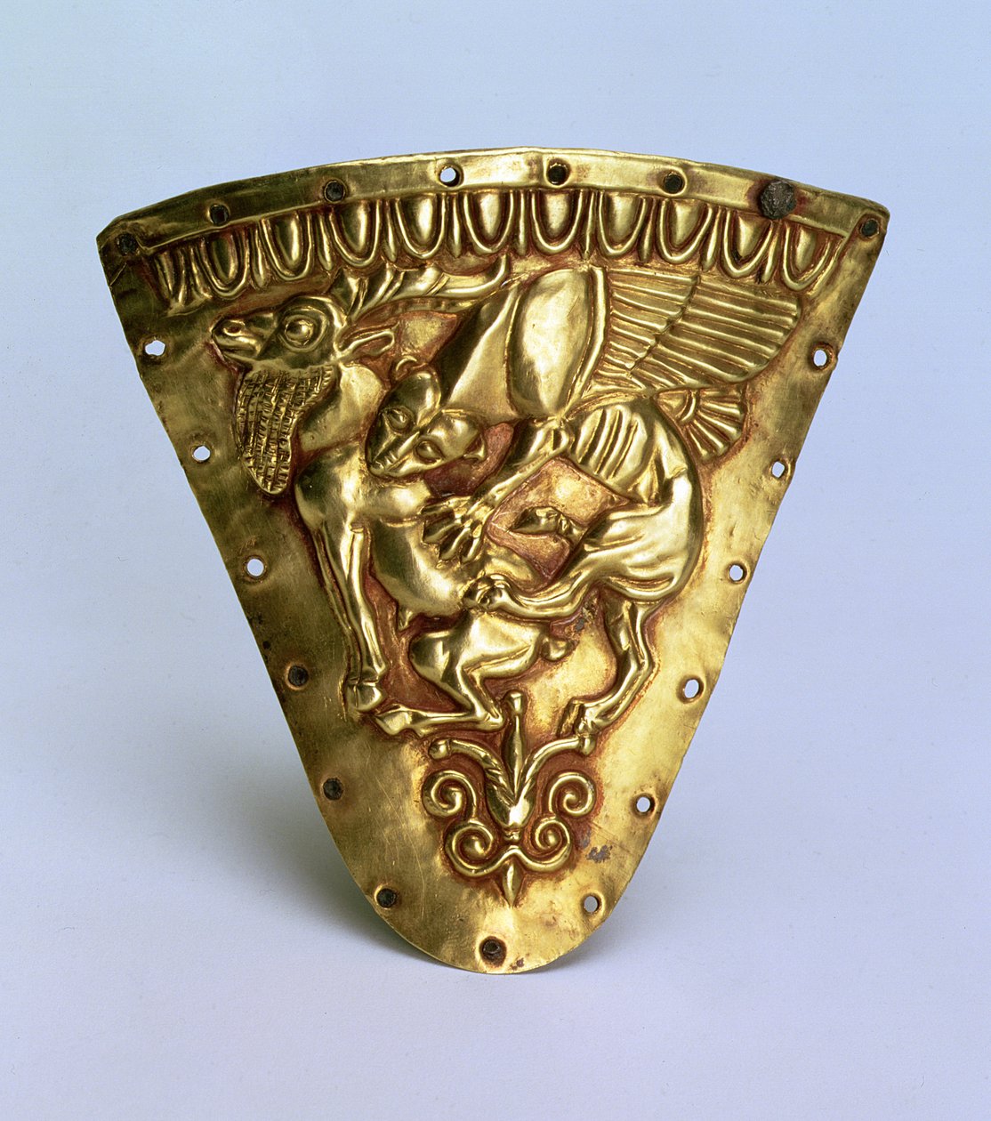 Rhyton（喇叭形的仪式船）饰有一个神话般的有翼生物的浮雕，攻击山羊，Graeco-Eastern风格，来自Bosporan王国，公元前5世纪中叶（金） 作者 斯基泰人