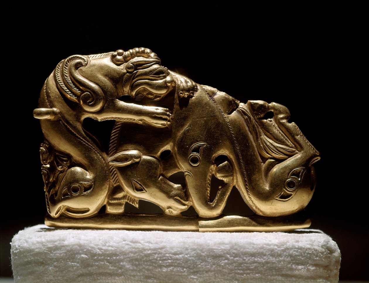 Art Scythian（斯基泰或斯基泰文明）：描绘狮鹫攻击马的金色腰带细纹。 来自奇利克金。 公元前 5-4 世纪。 圣彼得堡冬宫博物馆 - 斯基泰艺术（斯基泰文明）：代表狮鹫的金腰带扣 作者 斯基泰人