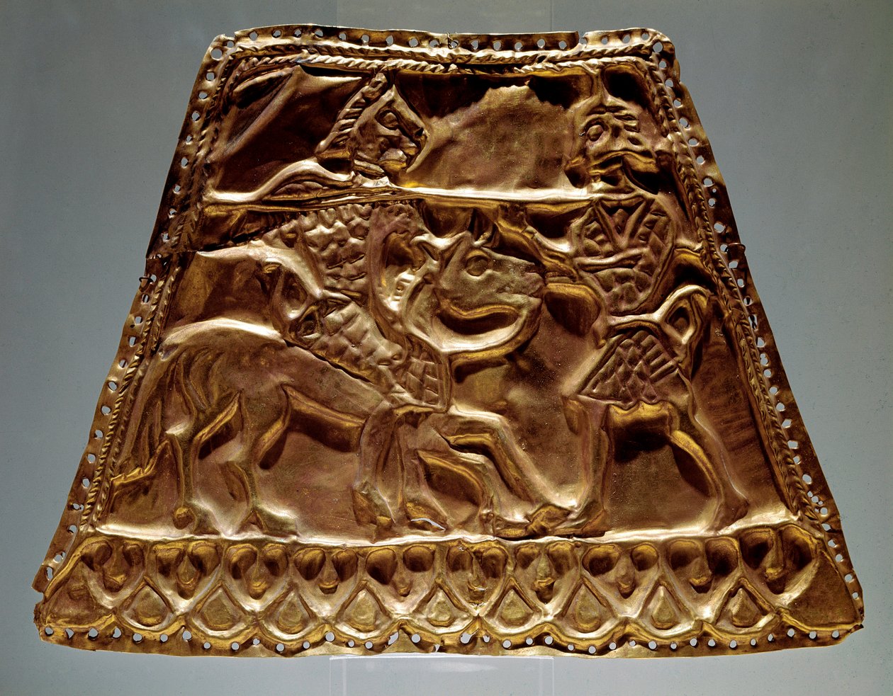 Golden sheet showing an horseman attacking a warrior with a spear (Scythian art, 5th-3rd century BC) 作者 斯基泰人