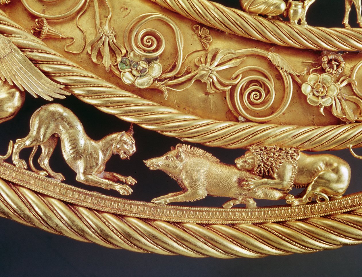 狮子和豹子攻击野猪，Tovsta Mohyla 金质胸章细节（金质） 作者 斯基泰人