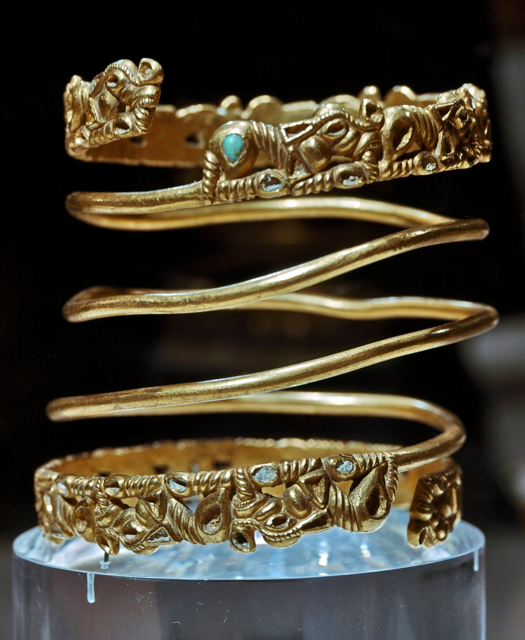 Art Scythian（斯基泰或斯基泰文明）：萨尔马特部落的黄金和绿松石手镯，公元前 2 世纪 - 公元 3 世纪。 圣彼得堡，艾尔米塔什博物馆 作者 Scythian Scythian