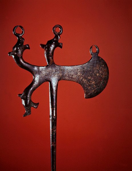 饰有动物头像的斧形针（青铜）。 作者 Scythian Scythian