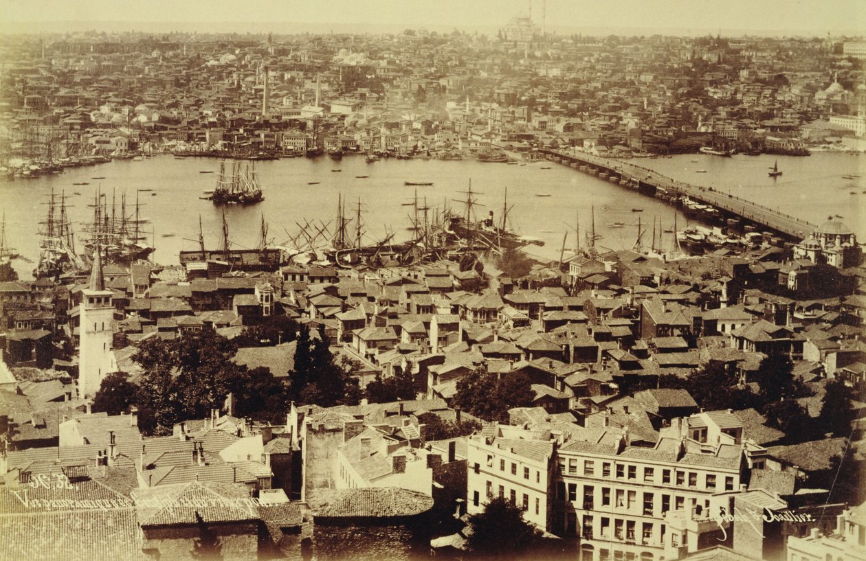 俯瞰伊斯坦布尔和博斯普鲁斯海峡的全景，约 1890 年（黑白照片） 作者 Sebah 和 Joaillier