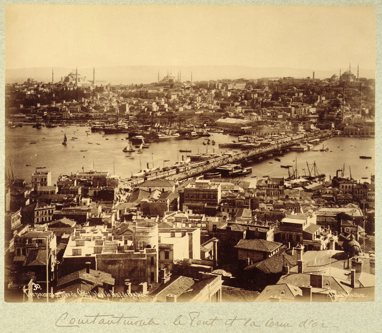 伊斯坦布尔和博斯普鲁斯海峡全景，约 1890 年（黑白照片） 作者 Sebah 和 Joaillier