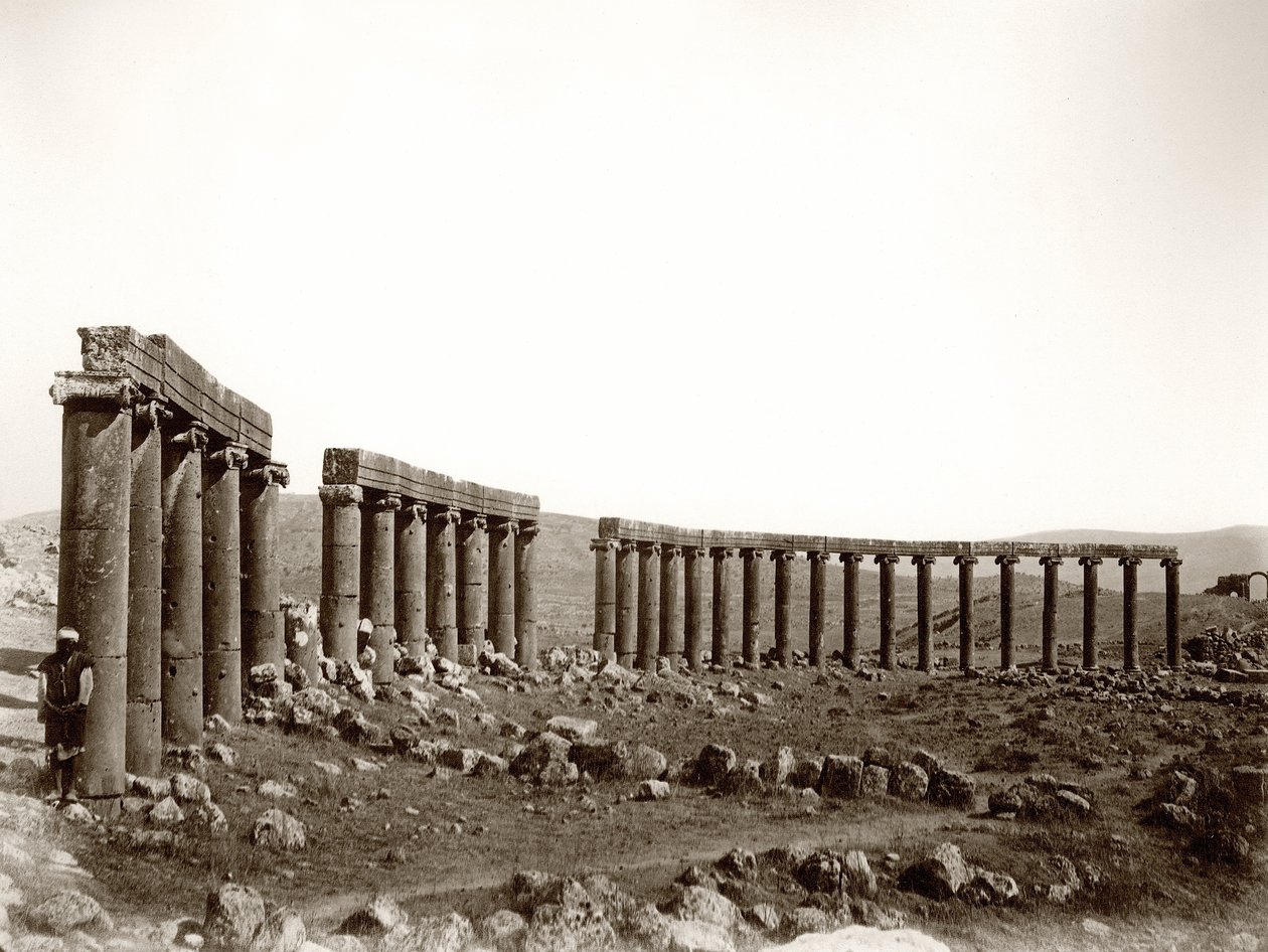 1867年杰拉什（Jerash），西北部的椭圆形圆柱形广场 作者 亨利·菲利普斯中士