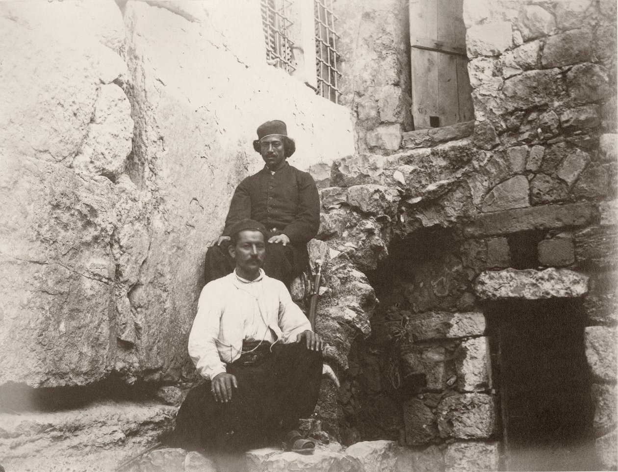 坐在巴克莱门的门楣旁边的两个人在圣殿山西墙，耶路撒冷，1866年 作者 亨利·菲利普斯中士