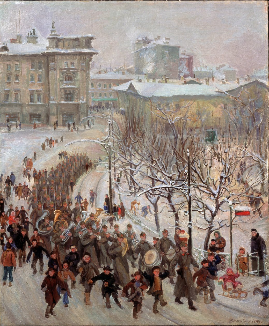 红军战士们。 第二次世界大战期间（1939-1945 年），苏联军队在一座白雪皑皑的城市的街道上游行，前面有铜管乐队，还有快乐的孩子们。 谢尔盖·伊万诺维奇的绘画 作者 谢尔盖·伊万诺维奇·马尔金