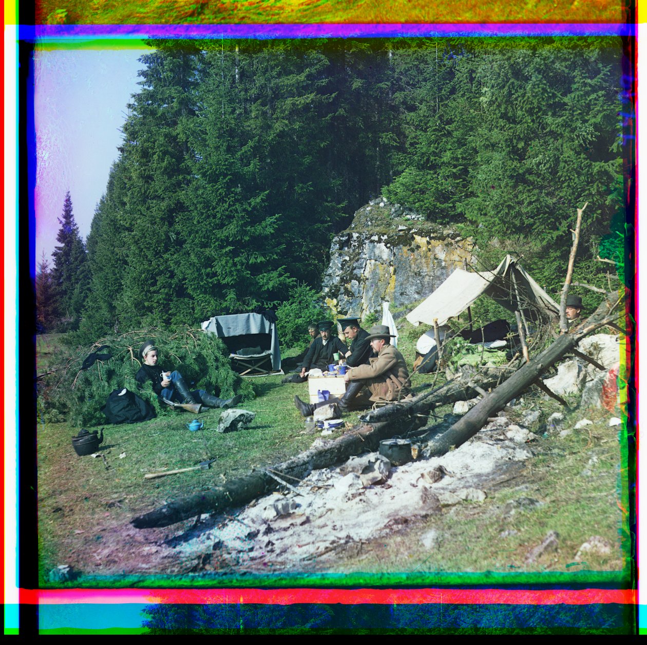 谢尔盖·普罗库金-戈尔斯基 (Sergei Prokudin-Gorskii) 和其他人坐在俄罗斯乌拉尔山脉丘索瓦拉河的露营地 作者 谢尔盖·米哈伊洛维奇（Sergei Mikhailovich）