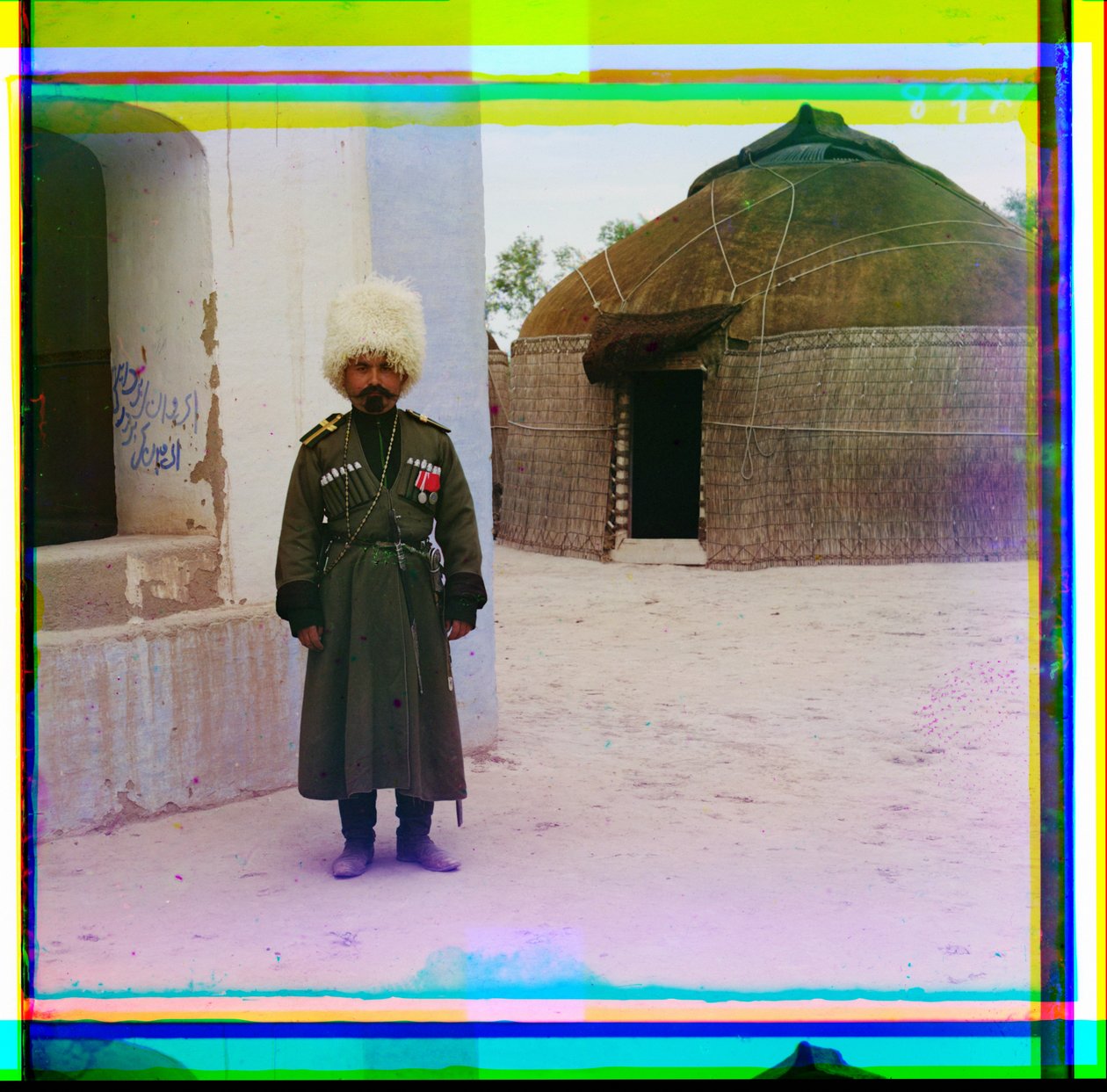 穿着制服的武装人员站在建筑物的旁边，背景是蒙古包，1915年，俄罗斯 作者 谢尔盖·普罗库丁·高斯基