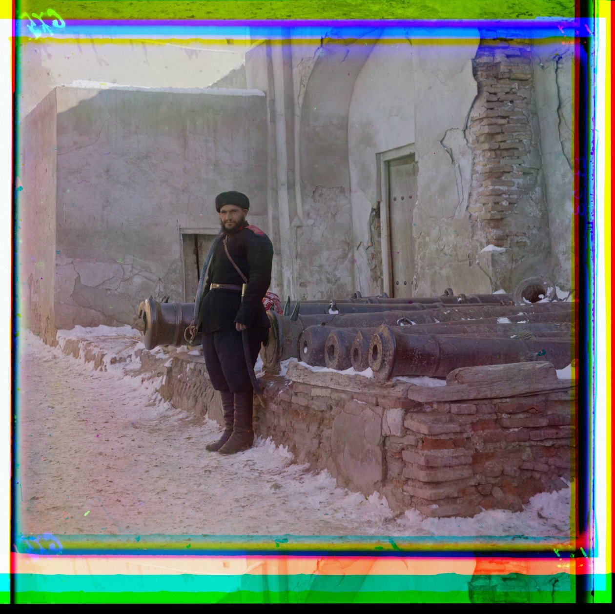 1915年，一名俄罗斯士兵在布哈拉的老炮旁边的一座宫殿守卫 作者 谢尔盖·普罗库丁·高斯基
