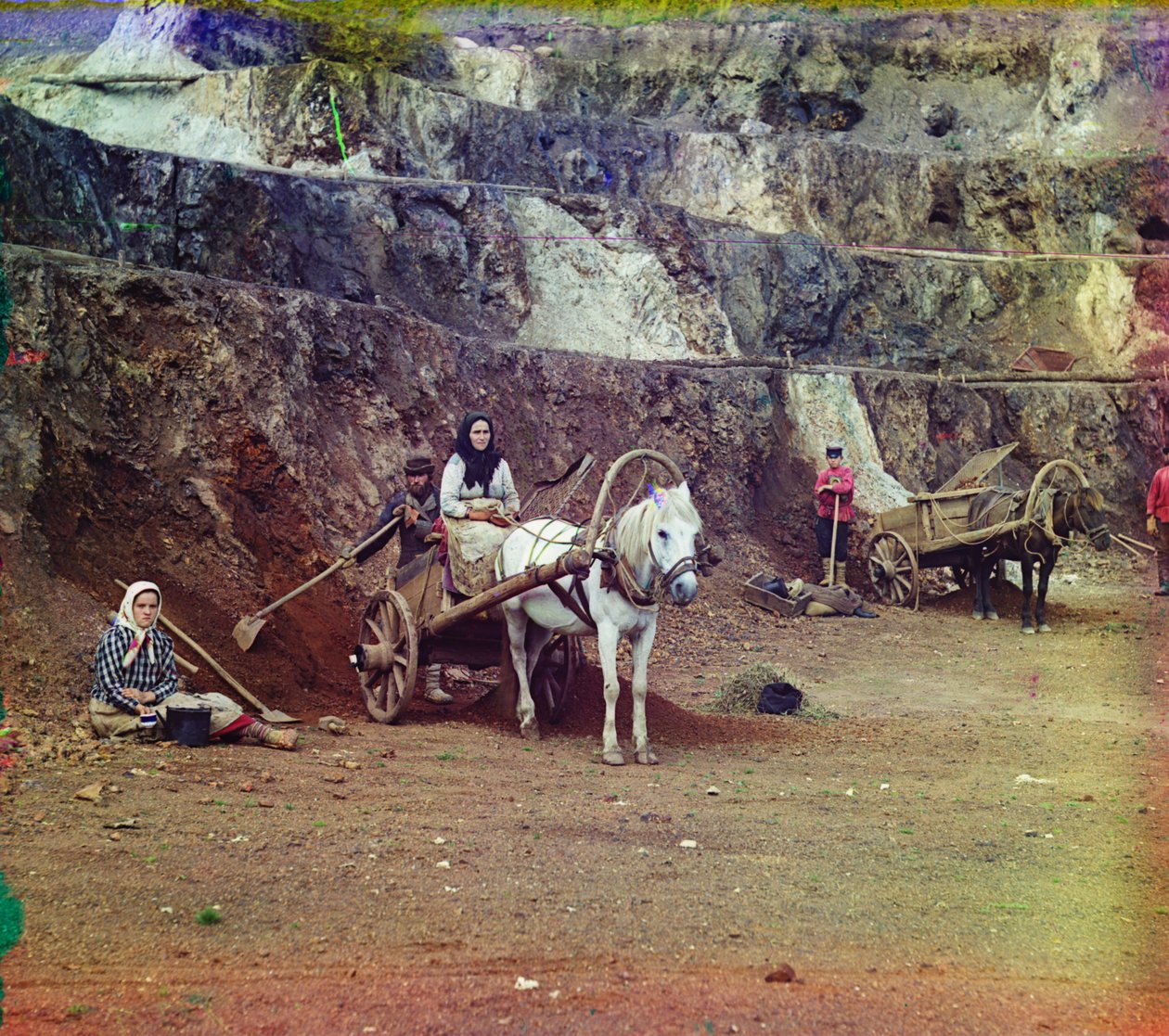 1905年至1915年，一个家庭，带着铁锹和马拉车，在巴卡利山的铁矿工作 作者 谢尔盖·普罗库丁·高斯基
