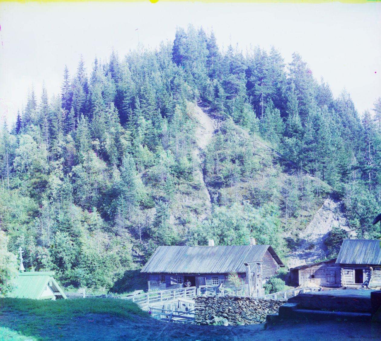 1905年至1915年摩尔曼斯克铁路建设期间，在Medvezhia Gora（熊山）锯木厂 作者 谢尔盖·普罗库丁·高斯基