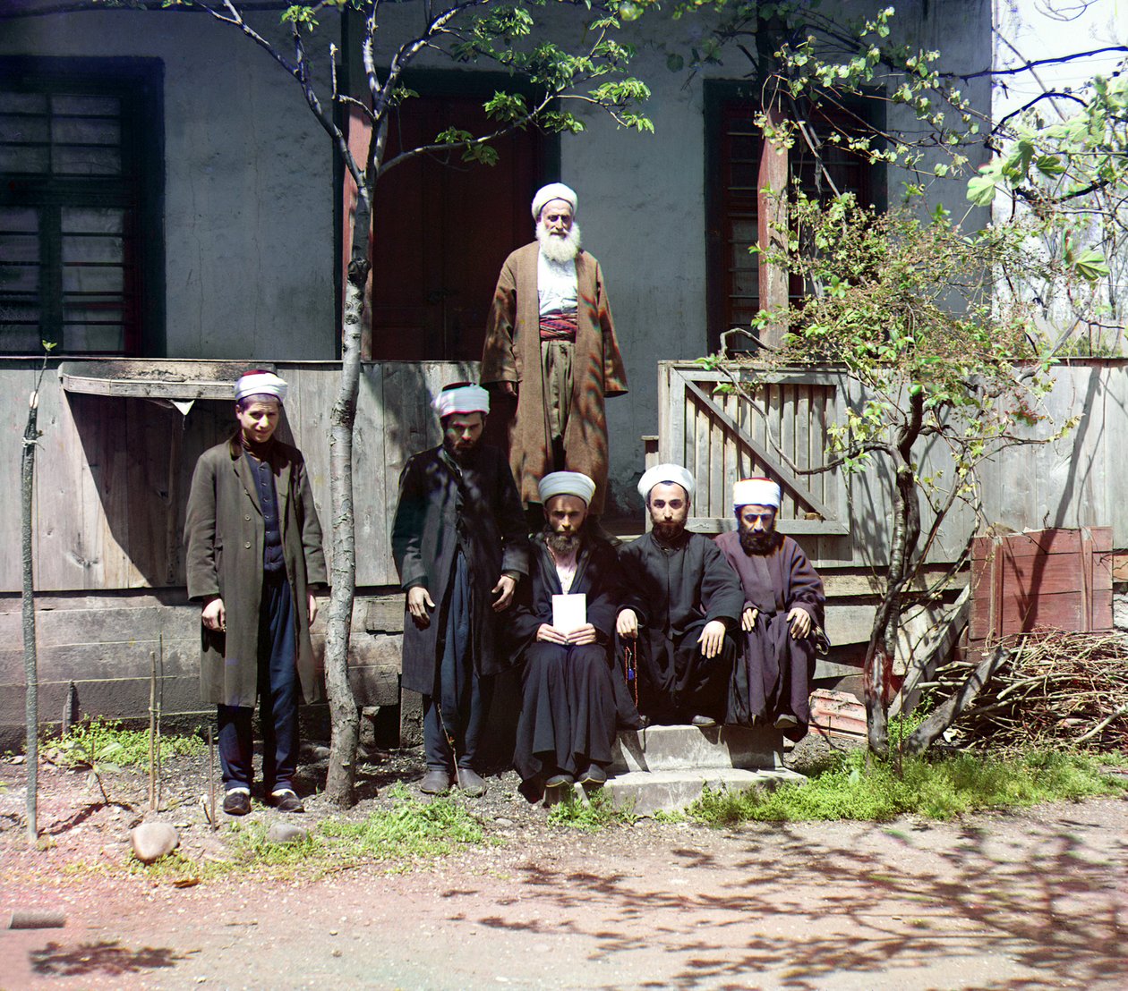 1905年至1915年间，六名男子在俄罗斯帝国的高加索和黑海地区的房屋前 作者 谢尔盖·普罗库丁·高斯基