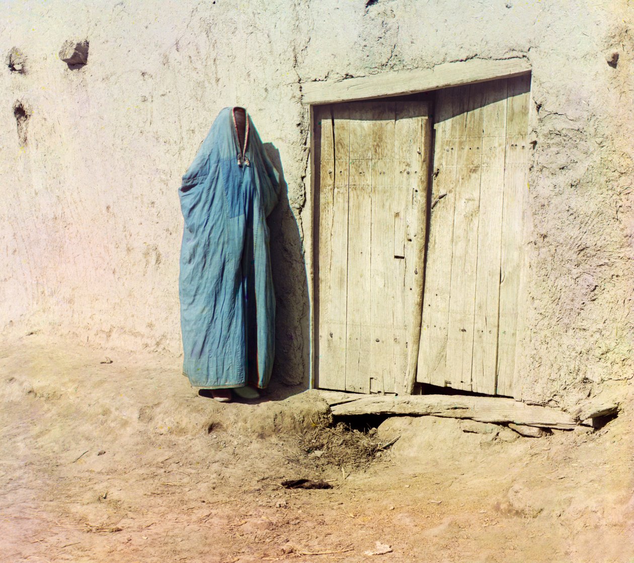 一位身穿布卡的乌兹别克或塔吉克妇女，约1910年（彩色照片）。 作者 谢尔盖·普罗库丁·高斯基