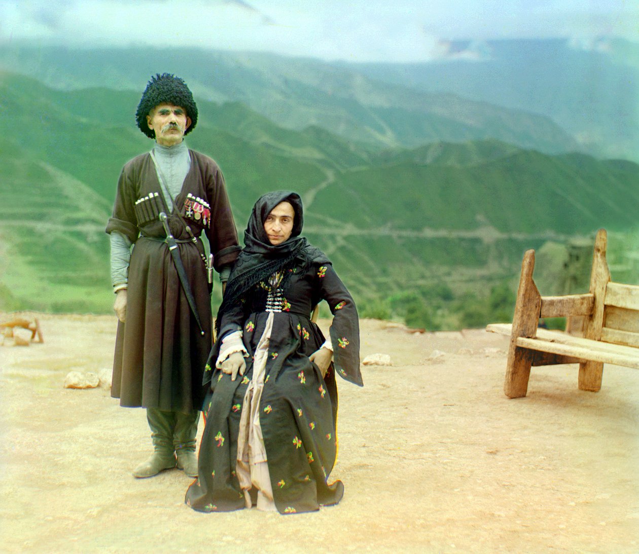 Dagestani类型 - 一个男人用奖章和一把匕首和一个黑衣女人，俄罗斯帝国，1905年至1915年 作者 谢尔盖·普罗库丁·高斯基