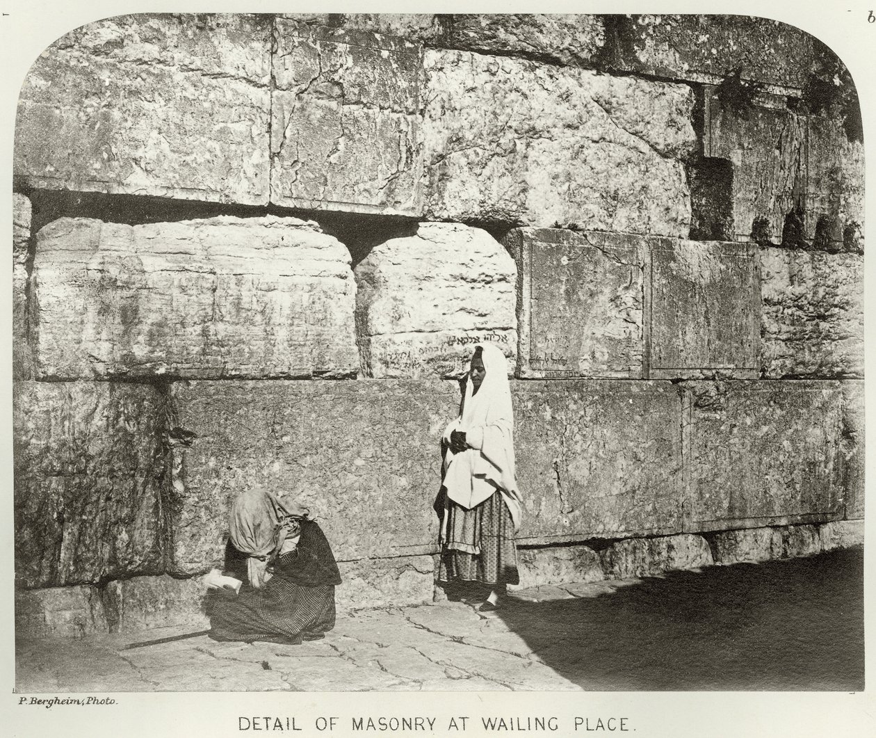 Haram-Ash-Sharif外部，石工细节在哭泣的地方，c.1864-65 bw照片 作者 詹姆斯·麦克唐纳中士