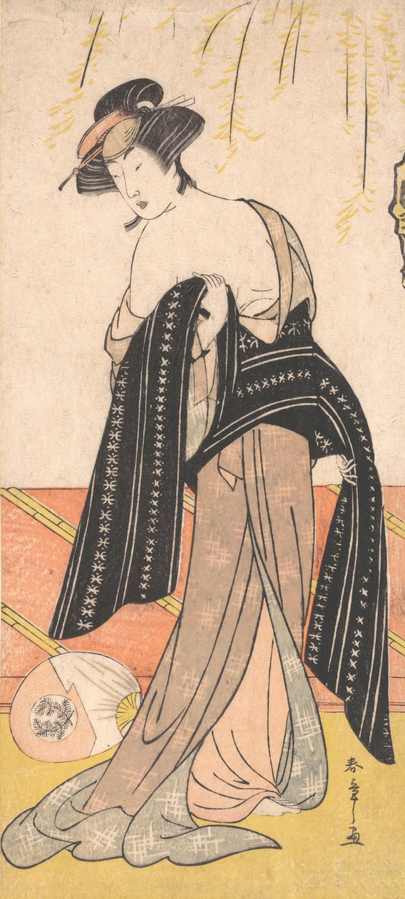 扮演花魁的演员中村理子正在系腰带，约1779年。 作者 春庄