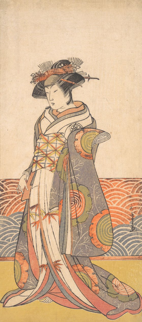 第三幅濑川菊之郎的作品是一个站在有波浪图案的房间里的女人，约1779年。 作者 春庄