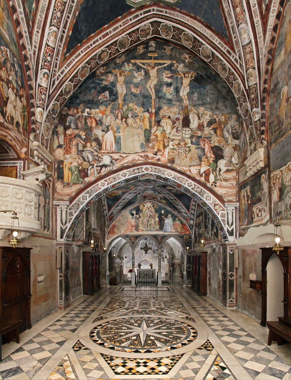 意大利苏比亚科 (罗马) 圣贝内代托 (Sacro Speco) 修道院 (14 世纪) 壁画覆盖的上教堂景观 作者 中华学校