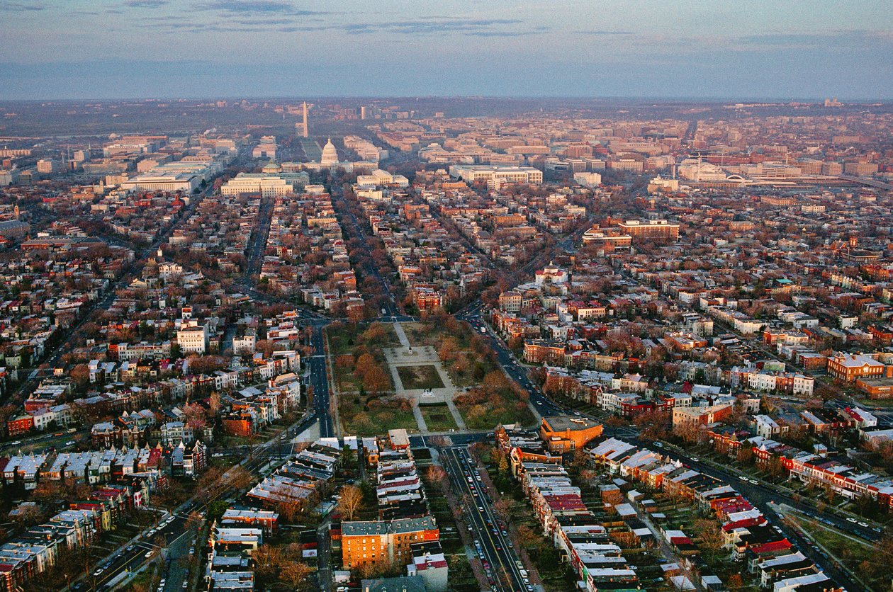 西望国会大厦和华盛顿纪念碑的城市景观，林肯......，2022 年（照片） 作者 西塞·布林伯格