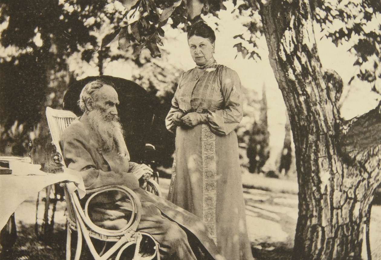 俄罗斯作家列夫·托尔斯泰（Leo Tolstoy）和他的妻子索菲娅（Sophia）在黑海旁，俄罗斯克里米亚，1902年 作者 索菲亚·安德列夫纳（Sophia Andreevna Tolstaya）