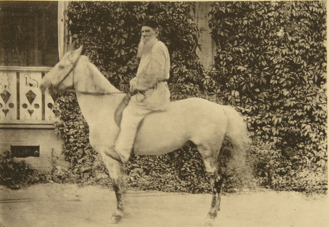 俄国作家托尔斯泰（Leo Tolstoy）骑马，俄罗斯莫斯科，1890年代 作者 索菲亚·安德列夫纳（Sophia Andreevna Tolstaya）