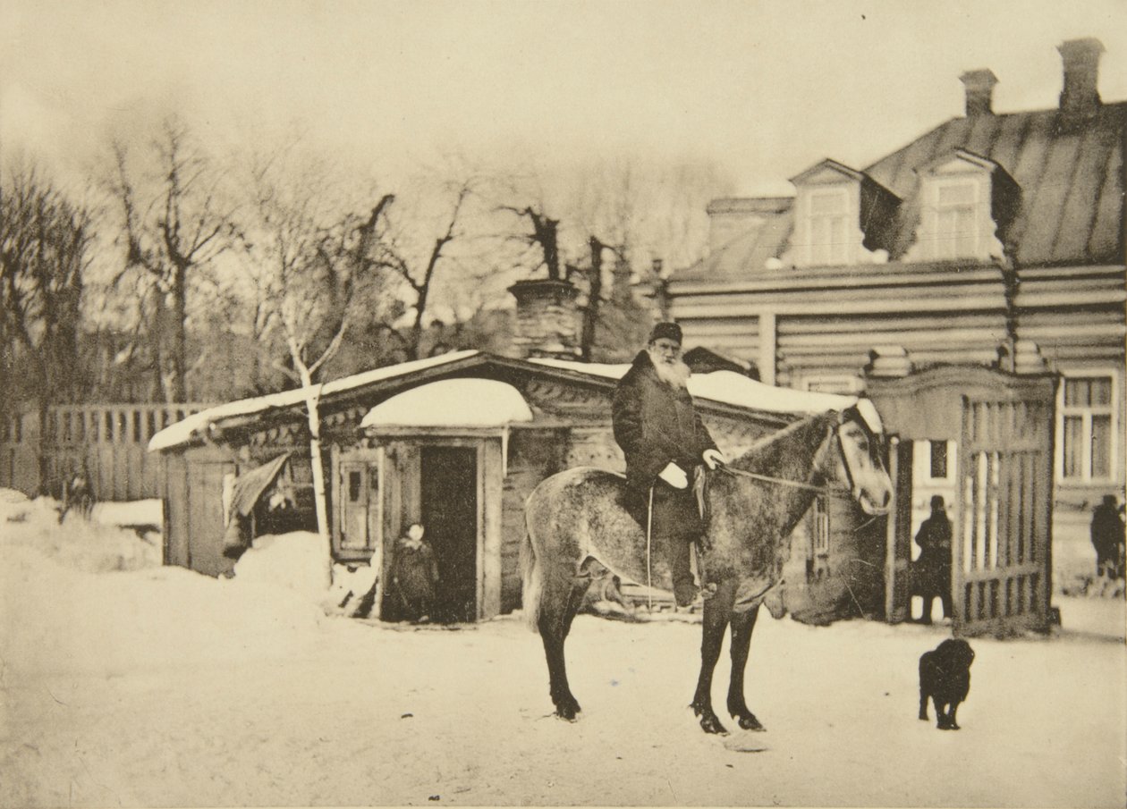 俄罗斯作家列夫·托尔斯泰（Leo Tolstoy）骑马，莫斯科，俄罗斯，1900年代 作者 索菲亚·安德列夫纳（Sophia Andreevna Tolstaya）