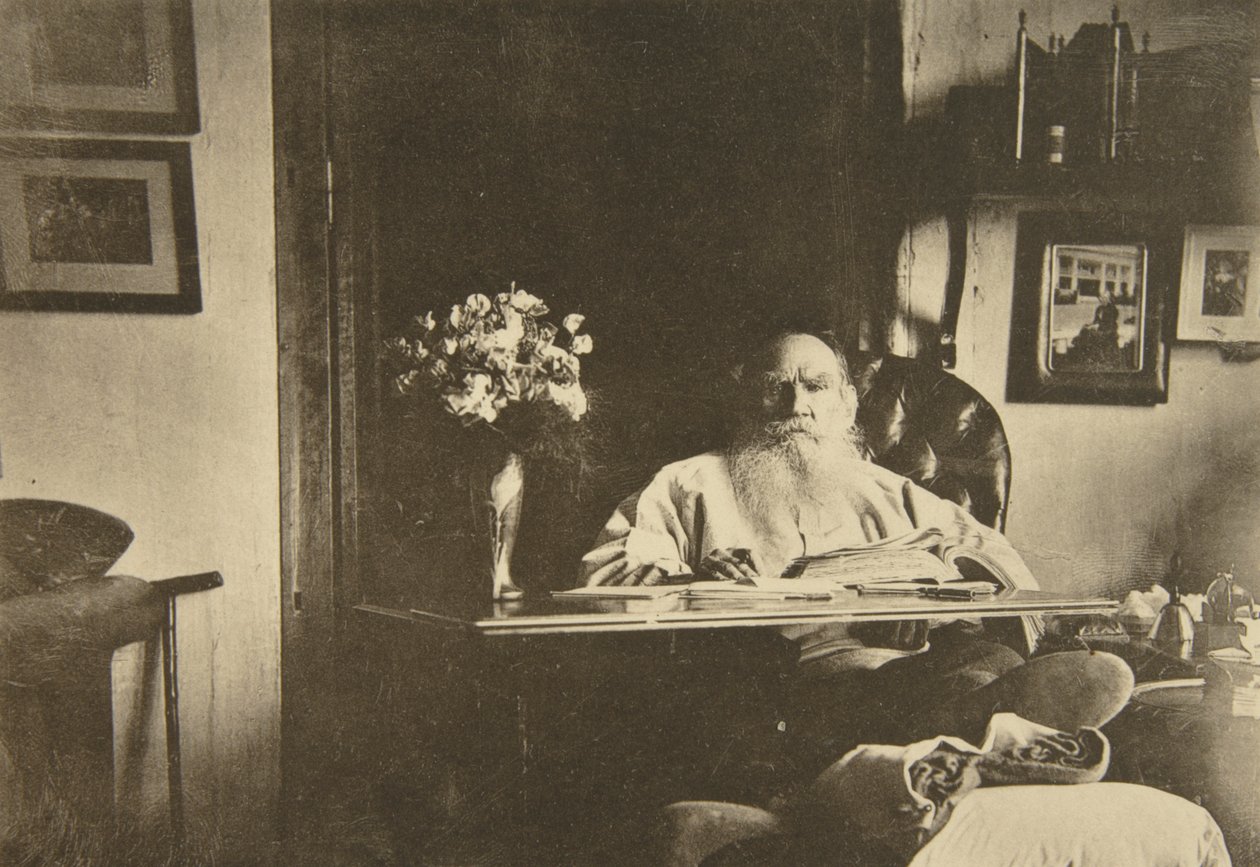俄罗斯作家列夫·托尔斯泰（Leo Tolstoy）腿不舒服，俄罗斯，1908年 作者 索菲亚·安德列夫纳（Sophia Andreevna Tolstaya）