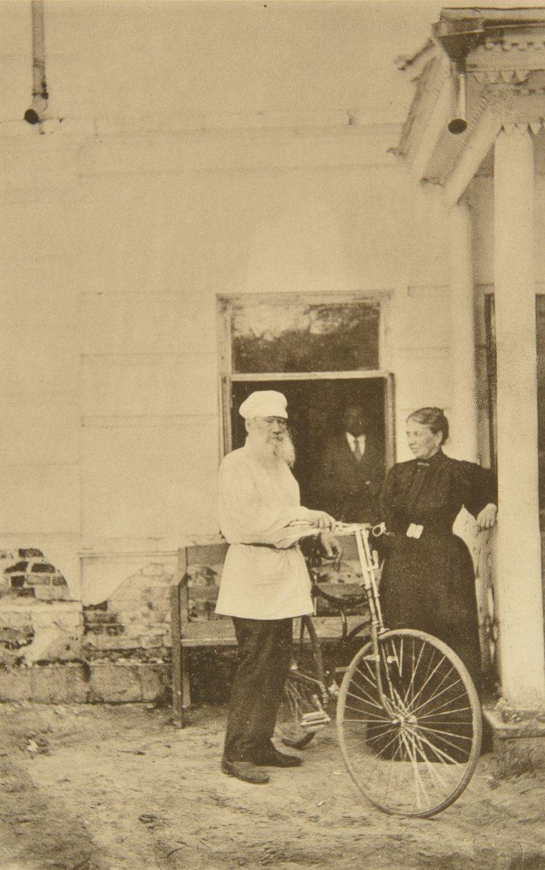 俄罗斯作家列夫·托尔斯泰（Leo Tolstoy）骑自行车，俄罗斯，1890年代 作者 索菲亚·安德列夫纳（Sophia Andreevna Tolstaya）