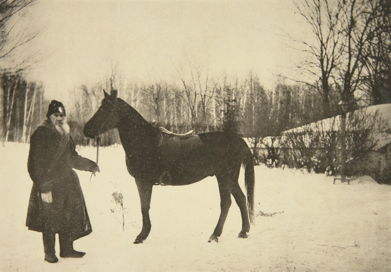 俄国作家列夫·托尔斯泰（Leo Tolstoy）骑着马，在俄罗斯图拉附近的Yasnaya Polyana，1905年。 作者 索菲亚·安德列夫纳（Sophia Andreevna Tolstaya）