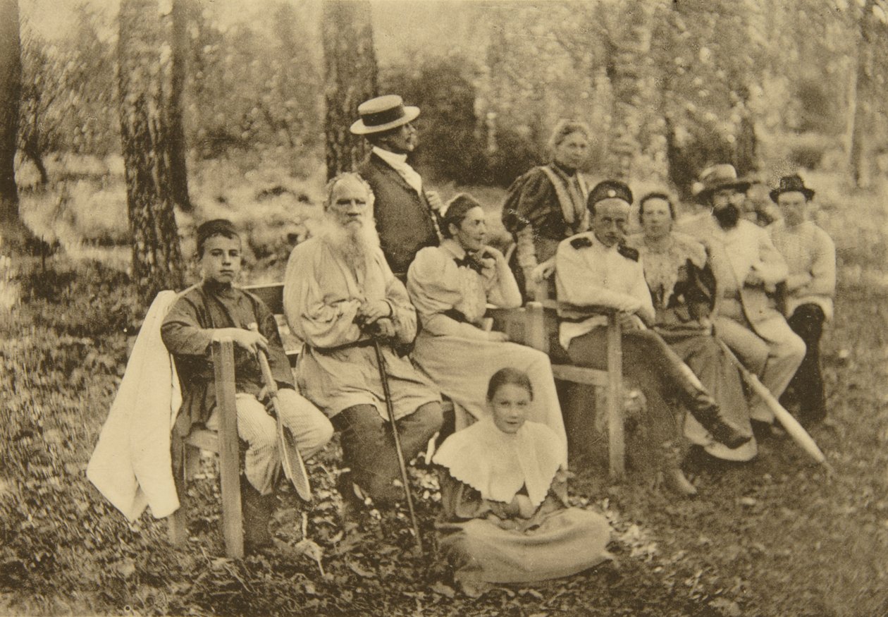 俄国作家列夫·托尔斯泰（Leo Tolstoy）与客人在1895年在俄罗斯图拉附近的Yasnaya Polyana举行。 作者 索菲亚·安德列夫纳（Sophia Andreevna Tolstaya）