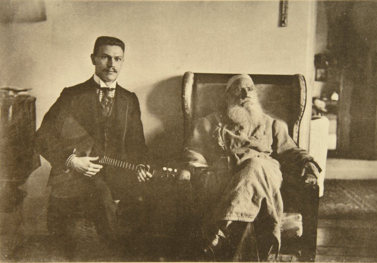 俄国作家列夫·托尔斯泰（Leo Tolstoy）与俄式三弦琴演奏家鲍里斯·特罗扬诺夫斯基（Boris Troyanovsky），俄罗斯，1909年 作者 索菲亚·安德列夫纳（Sophia Andreevna Tolstaya）
